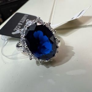 Gorgeous ring. NWT. Fine vintage style. Very chic.